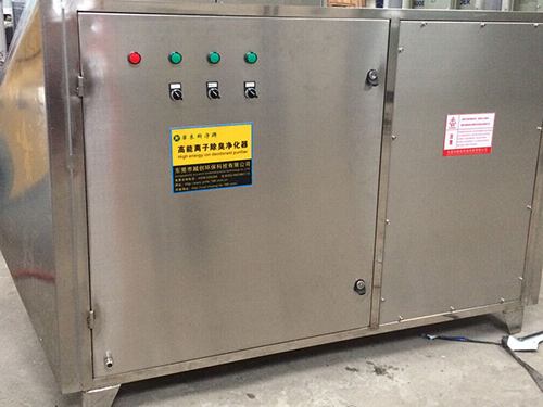 　　電子廠廢氣凈化采用光氧<a href='http://www.41122.cn/products/chuchen/jh/gongyefeiqichuli/' target='_blank' title='廢氣處理設(shè)備' ><strong>廢氣處理設(shè)備</strong></a>如何  　　關(guān)鍵詞：電子廠廢氣凈化，光氧<a href='http://www.41122.cn/products/chuchen/jh/gongyefeiqichuli/' target='_blank' title='廢氣處理設(shè)備' ><strong>廢氣處理設(shè)備</strong></a>  　　電子廠廢氣處理一般采用什么廢氣處理設(shè)備？  　　光催化氧化法：采用C波段（僅次于切割不銹鋼的激光，強(qiáng)于氬弧焊光源的數(shù)十倍強(qiáng)度）在設(shè)備內(nèi)，強(qiáng)裂解惡臭物質(zhì)分子鏈，改變物質(zhì)結(jié)構(gòu)，將高分子污染物質(zhì)，裂解、氧化成為低分子無害物質(zhì)，如水和二氧化碳等；