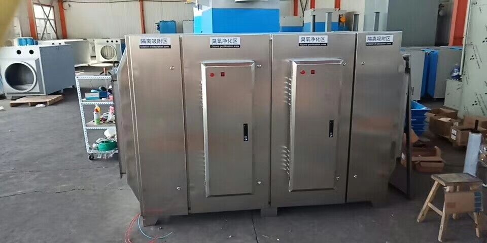 塑料制品車間廢氣處理設(shè)備無任何機(jī)械動作，無噪音，無需專人管理和日常維護(hù)，只需作定期檢查，本設(shè)備能耗低，設(shè)備風(fēng)阻極低＜50pa,可節(jié)約大量排風(fēng)動力能耗。