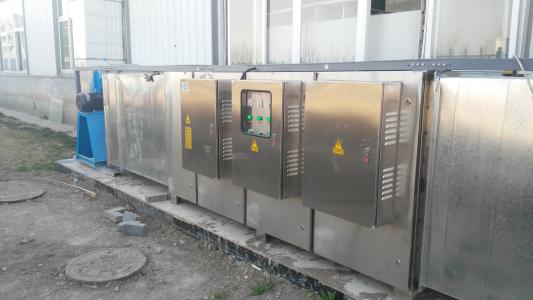 光解凈化設(shè)備 造紙廠制漿廢氣處理設(shè)備設(shè)計(jì)安裝利用UV光解凈化設(shè)備發(fā)出特制的高能UV紫外線光束照射惡臭氣體，裂解H2S、硫化物、VOC類、苯、甲苯、二甲苯的分子鏈結(jié)構(gòu)，使有機(jī)或無機(jī)高分子惡臭化合物分子鏈，在高能紫外線光束照射下，降解轉(zhuǎn)變成低分子化合物，如CO2、H2O等。利用高能UV光束裂解惡臭氣體中細(xì)菌的分子鍵，破壞細(xì)菌的核酸（DNA），再通過臭氧進(jìn)行氧化反應(yīng)，徹底達(dá)到脫臭及殺滅細(xì)菌的目的。