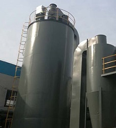 　含焦油霧滴的焦?fàn)t煤氣從電捕焦油器下部進(jìn)入正六角邊蜂窩管，從器上部出來。蜂窩管設(shè)置為高壓非勻場電場，蜂窩管為正極(又稱為沉淀極)，蜂窩管中心設(shè)有導(dǎo)線(不銹鋼絲)為負(fù)極(又稱為電暈極)，煤氣分子在高壓電場的作用下發(fā)生電離，在電暈極周圍發(fā)生急劇碰撞，產(chǎn)生大量正、負(fù)離子，在電暈極以外只有負(fù)離子，因而是捕焦油器內(nèi)部大部分空間內(nèi)焦油霧滴變?yōu)閹ж?fù)電子的質(zhì)點(diǎn)，向沉淀極移動，由于管壁與設(shè)備外殼接地，帶負(fù)電荷的焦油質(zhì)點(diǎn)到達(dá)管壁后放電沉淀于管壁上并集聚器底排出，從而達(dá)到除去煤氣中焦油霧滴的目的。