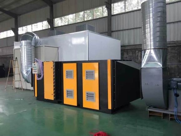 新型針對(duì)現(xiàn)有技術(shù)存在之缺失，其主要目的是提供一種紫外光催化氧化與活性炭吸附一體塔，其安全達(dá)標(biāo)的同時(shí)有效地提高了治理效果，降低了整體的運(yùn)行費(fèi)用。