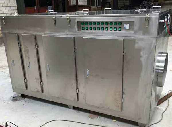 該膠鞋廠除臭設(shè)備的原理就是一系列的化學(xué)反應(yīng)，讓有機(jī)廢氣變成無(wú)污染的二氧化碳和水，在該設(shè)備的后面又加入了一個(gè)等離子凈化器，藥水洗滌設(shè)備凈化率在百分之八十左右，經(jīng)過等離子凈化器以后凈化率達(dá)到了百分之九十五以上，達(dá)到了當(dāng)?shù)嘏欧艠?biāo)準(zhǔn)，目前已經(jīng)正常使用之中，我們保證每套設(shè)備都會(huì)檢測(cè)達(dá)標(biāo)，不讓客戶失望。