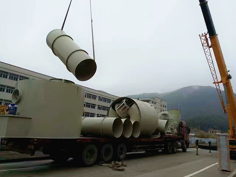 針對城市污水處理工藝特點，采用的噴淋吸附方法，將廢氣收集，送入噴淋塔噴淋，去除各類異味達(dá)到凈化氣體的效果。該方法投資少、運(yùn)行成本低、占地空間小、效果好，無二次污染。