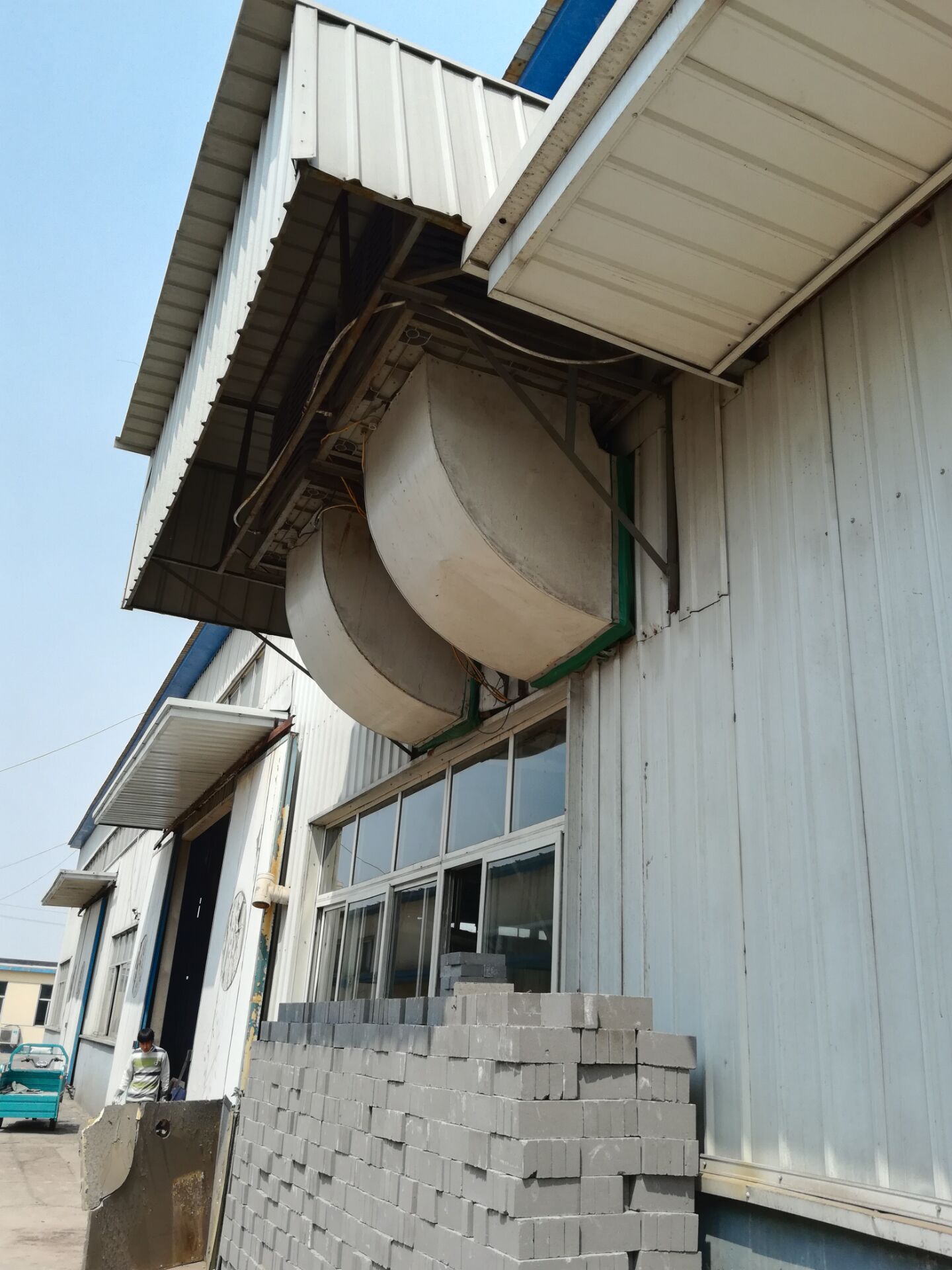 精細(xì)化工廠給車(chē)間怎么做工位降溫系統(tǒng)？