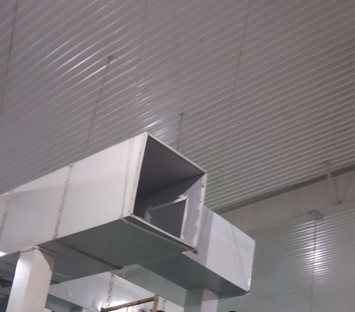 車(chē)間水簾風(fēng)扇負(fù)壓風(fēng)機(jī)+降溫水簾通風(fēng)降溫系統(tǒng);體后必將成為廠房通風(fēng)降溫設(shè)備的主流。濕簾（水簾）性能特點(diǎn)：采用新材料與空間交聯(lián)技術(shù)，高吸水、高耐水、抗霉變、耐腐蝕、使用壽命長(zhǎng)。產(chǎn)品蒸發(fā)比表面大，降溫效率達(dá)80%以上。產(chǎn)品含表面活性劑，自然吸水，擴(kuò)散速度快，效能持久。