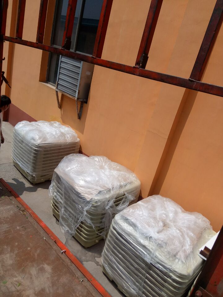 大型工廠降溫需要收益空調(diào)結(jié)合管道局部崗位送風(fēng) 而一般大的廠房就可以用水風(fēng)機(jī)整體降溫即可大型廠房面積大、有熱源，如何降溫？安裝環(huán)?？照{(diào)輸送大量涼爽鮮風(fēng)進(jìn)入車間；大量涼風(fēng)中和車間內(nèi)溫，吹人吹設(shè)備效果更佳；百平方只需一度電，降溫同時還可改善異味；舒適的工作環(huán)境、大大提高員工生產(chǎn)效率。