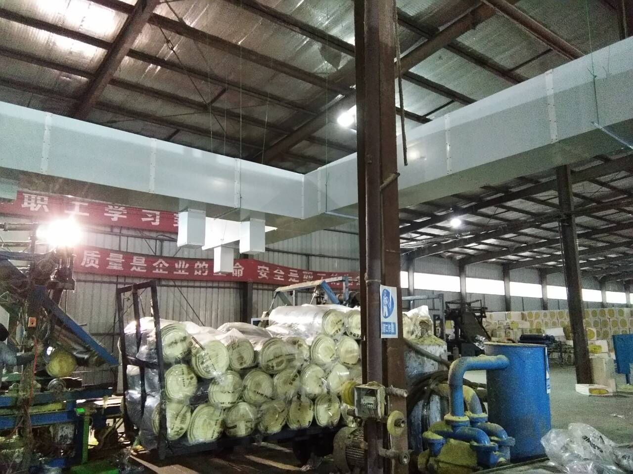 大型節(jié)能吊扇舒適的自然風(fēng)解決了以下問題  1、物流園多為鋼結(jié)構(gòu)現(xiàn)場，到了夏天，室內(nèi)溫度比室外溫度高！  2、工作場所面積大的空氣不流通等，員工的工作環(huán)境普遍不好，工作效率低，有時(shí)會(huì)因悶熱而中暑。  3、工廠工作環(huán)境差，員工流動(dòng)性大，企業(yè)人工費(fèi)增加。  4、物流現(xiàn)場、倉庫面積大，員工分散，主要用于堆積貨物，降溫?fù)Q氣設(shè)備難以選擇！