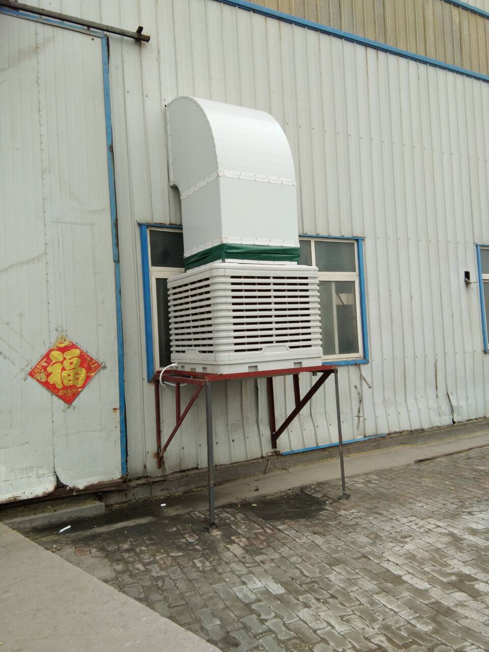 　車間降溫設(shè)備是根據(jù)水蒸發(fā)吸熱降溫的物理原理進行降溫的，所以該降溫設(shè)備運行成本是極低的。這樣人員的降溫問題解決了，投資成本也能控制在合理的范圍。