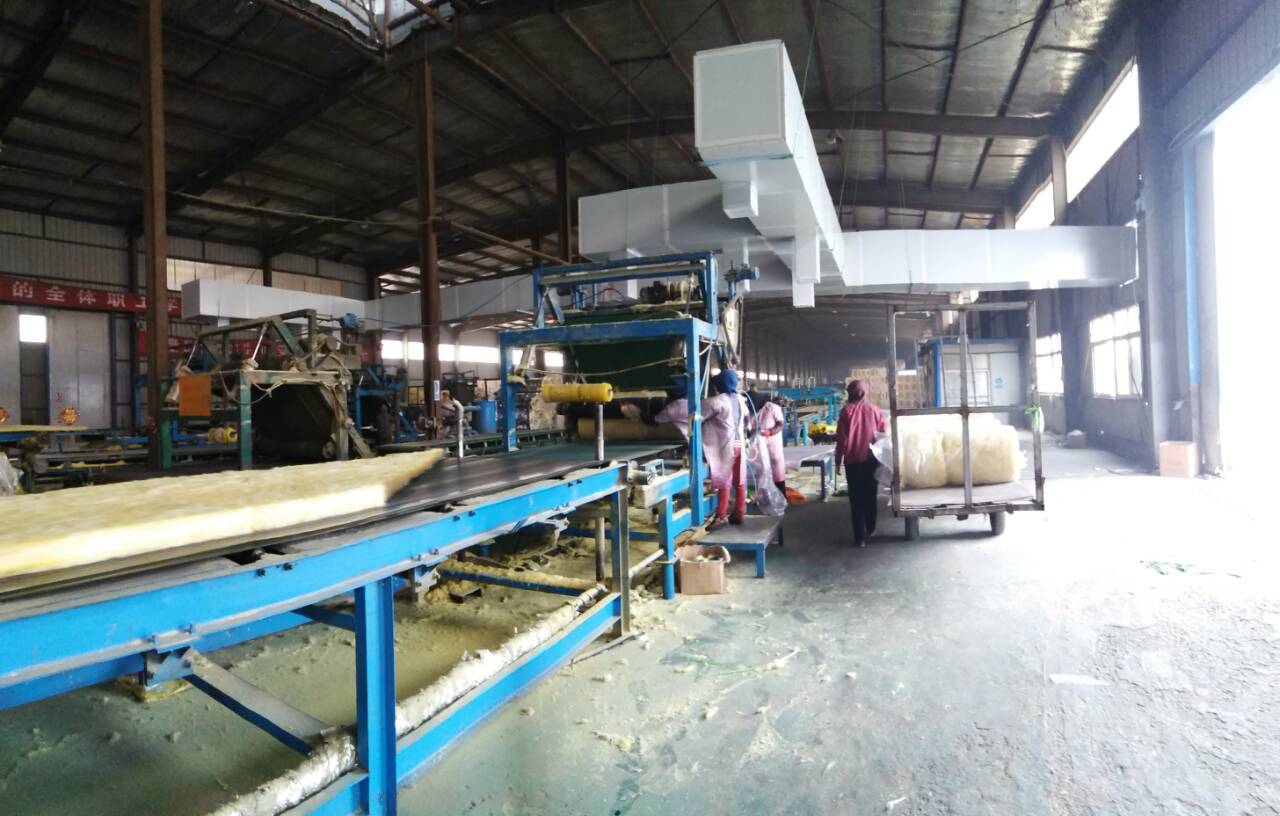 對車間內(nèi)工作的工人是一種煎熬，為了避免一些車間會產(chǎn)生工人中暑，車間降溫是企業(yè)公司必須進行的。特別是到夏季了，很多廠房車間就要考慮高溫問題了，一般的方法效果不大，還多花錢，尤其是在廠生產(chǎn)車間，溫度高，不能保證的品質(zhì)。因此，選擇適合的車間降溫設(shè)備是夏季降溫的關(guān)鍵。