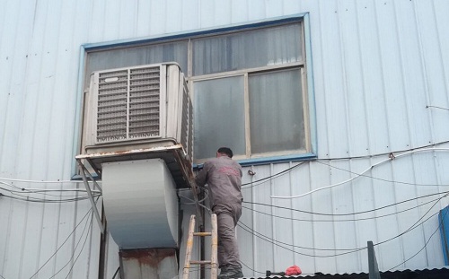 工廠降溫一般有幾個方法： 1、安裝傳統(tǒng)的空調(diào)、中央空調(diào)等。 優(yōu)點：降溫效果好。缺點：投入成本大、耗電。 2、安裝吊扇、牛角扇、落地扇。 優(yōu)點：成本低。缺點：效果差。 3、安裝負(fù)壓風(fēng)機、降溫水簾、環(huán)?？照{(diào)，等降溫設(shè)備。 優(yōu)點：降溫范圍廣、降溫成本低、投入成本中等、可以改善廠房工作環(huán)境。 缺點：影響美觀、安裝體積大、降溫效果中等。