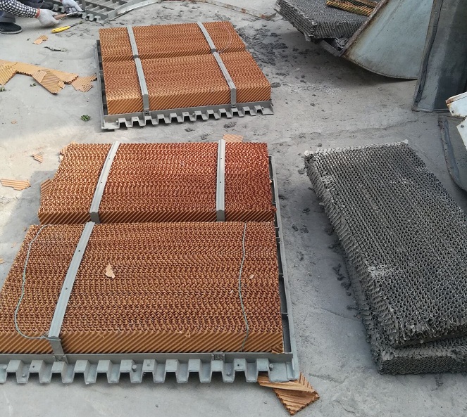 對水簾蒸發(fā)降溫系統(tǒng)的應用和理解是養(yǎng)殖生產(chǎn)中容易被誤解和誤用的領域。人們的理解是水蒸發(fā)的越多，環(huán)境越?jīng)鏊?，溫度下降的越多，這種觀點是不正確的。安裝水簾蒸發(fā)降溫系統(tǒng)的雞舍，所能得到的溫度下降量與許多因素有關。帶走熱量的是水的蒸發(fā)而不是水的冷卻作用。個重要條件是當時的氣溫和空氣的相對濕度大小。