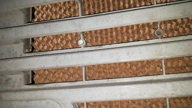 蒸發(fā)降溫系統(tǒng)的原理就是加濕水簾紙的表面并從紙的表面蒸發(fā)出水蒸氣?？諝饨?jīng)過水簾紙的進風管的長度和角度，會對得到的水蒸氣的量造成影響。當空氣穿過水簾紙的時候，3/8英寸（1cm）的進風管直徑可以產(chǎn)生很好的氣體阻力，因為當氣體通過水簾紙時會產(chǎn)生摩擦力，摩擦力引起溫度上升，會產(chǎn)生較高水平的蒸發(fā)作用。