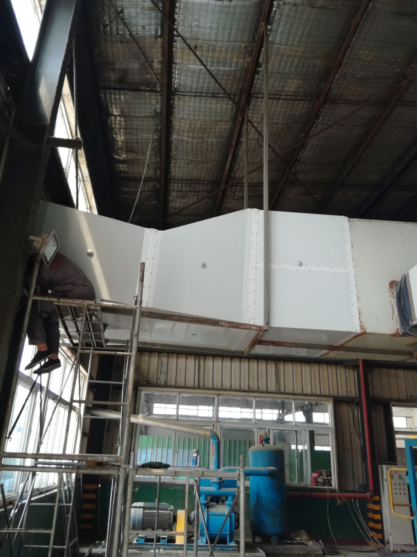 通風(fēng)透氣 在整個系統(tǒng)的相互配合下抽風(fēng)風(fēng)機(jī)迅速排走室內(nèi)人員、機(jī)器產(chǎn)生的熱氣、廢氣、異味避免了廢氣及異味對人體的。整個室內(nèi)空氣快可以在一分鐘內(nèi)更新一次這是一般空調(diào)所無法達(dá)到的效果。