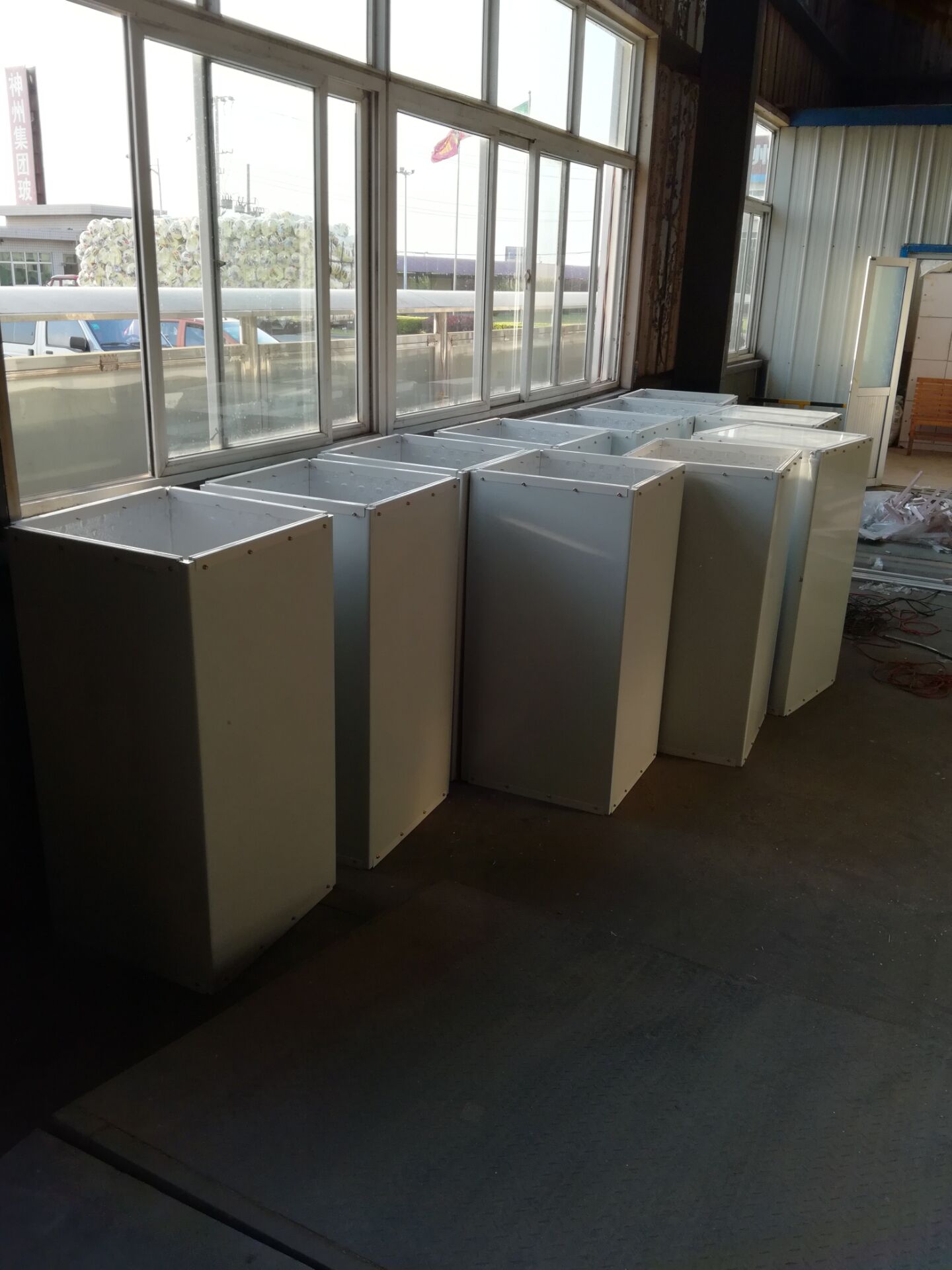 有人想到了一個簡單有效的辦法：在車間放冰塊降溫，放在風(fēng)扇前，吹出來的風(fēng)比之間涼爽許多，很多客戶采用負(fù)壓降溫水簾風(fēng)機(jī)或正壓降溫環(huán)保空調(diào)降溫方式，不僅價格親民而且還能通風(fēng)換氣降溫