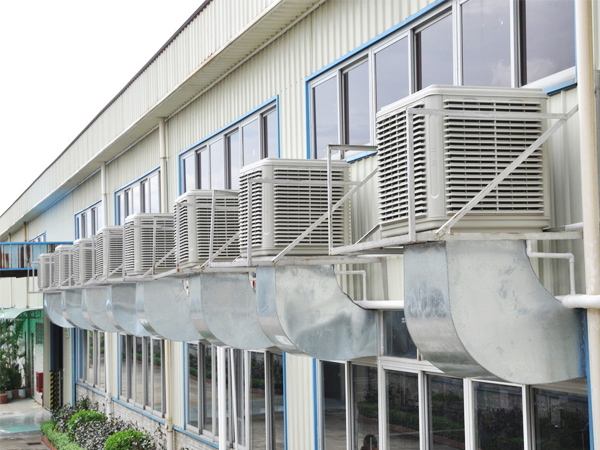  工廠通風(fēng)降溫方案該怎么設(shè)計(jì)比較好呢？可以根據(jù)工廠車間環(huán)境的不同，設(shè)計(jì)環(huán)保空調(diào)不同的工廠降溫方案，如工廠車間人員崗位固定就設(shè)計(jì)環(huán)?？照{(diào)崗位通風(fēng)降溫方案，只針對(duì)有人員的地方做降溫，其他的區(qū)域則不做，這樣既能很好地節(jié)省成本，又能快速達(dá)到工廠降溫通風(fēng)的效果，那么像人員散漫，工廠車間面積大可設(shè)計(jì)環(huán)?？照{(diào)整體降溫通風(fēng)方案，