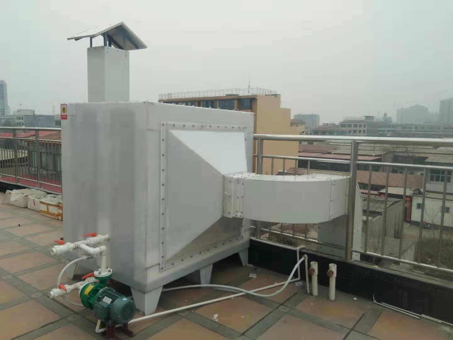 電線電纜廠廢氣異味處理采用設(shè)備方案，活性炭吸附塔,是一種經(jīng)濟(jì)實用型有機(jī)廢氣的凈化與治理裝置;是一種廢氣過濾吸附異味的環(huán)保設(shè)備產(chǎn)品。