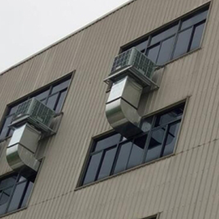 安裝濕簾冷風(fēng)機(jī)并使用的同時(shí)，可以不關(guān)閉門或窗戶，通風(fēng)效果好，同時(shí)提高降溫效果。為確保工作環(huán)境的舒適度，在生產(chǎn)車間安裝工業(yè)節(jié)能環(huán)?？照{(diào)，既換氣除塵，又通風(fēng)降溫，增加車間空氣含氧量。濕簾冷風(fēng)機(jī)、水空調(diào)、冷氣機(jī)，采用先進(jìn)的技術(shù)，集降溫、除塵、換氣、祛味于一體的節(jié)能降溫新產(chǎn)品。