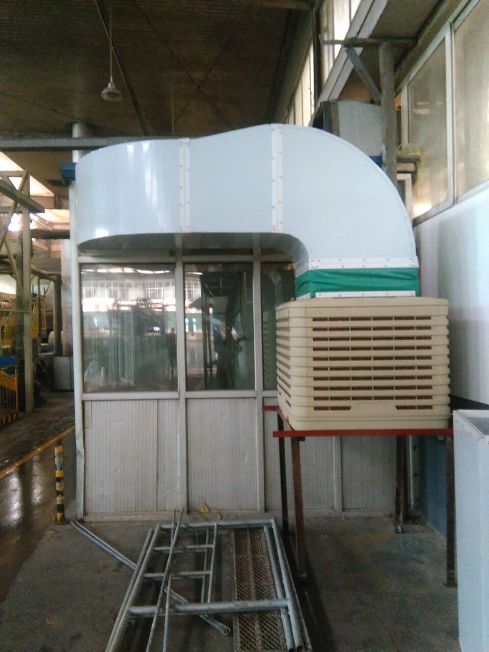 鑄造廠環(huán)?？照{(diào)降溫安裝案例廠房通風(fēng)換氣降溫設(shè)備 多層廠房車間降溫方案山東機(jī)械廠車間送風(fēng)降溫工程 機(jī)械廠車間降溫?fù)Q氣方法